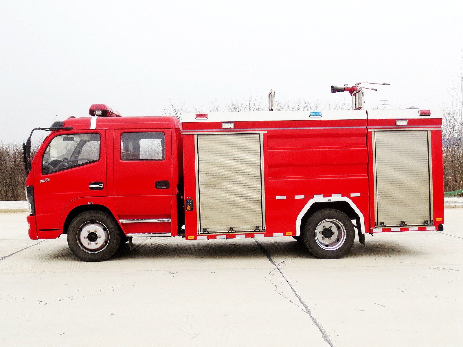 東風多利卡D7-5.5立方水罐消防車