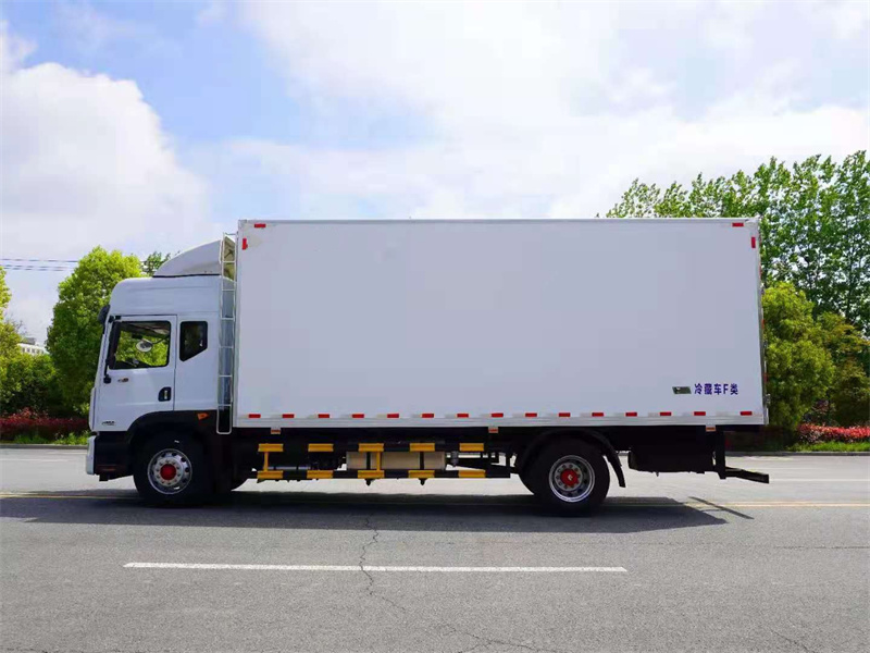東風(fēng)多利卡6.8米冷藏車(chē)
