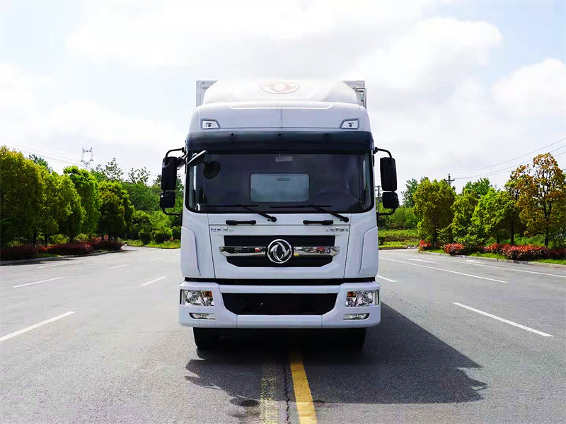 東風(fēng)多利卡6.8米冷藏車(chē)