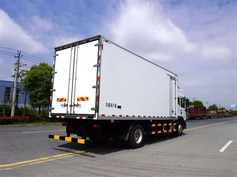 東風(fēng)多利卡6.8米冷藏車(chē)