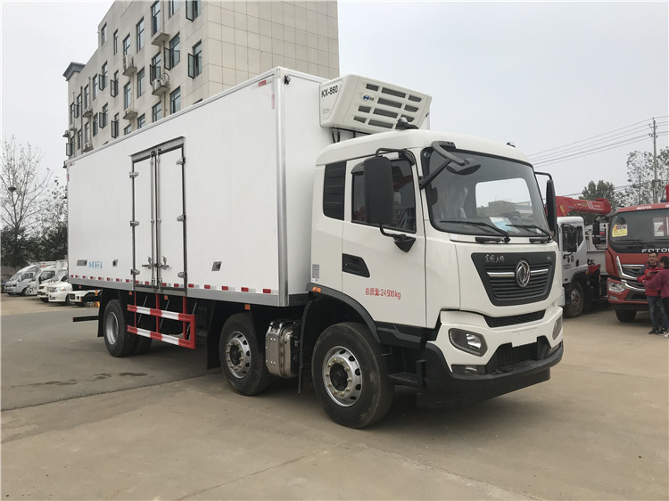 東風(fēng)天錦小三軸7.7米冷藏車