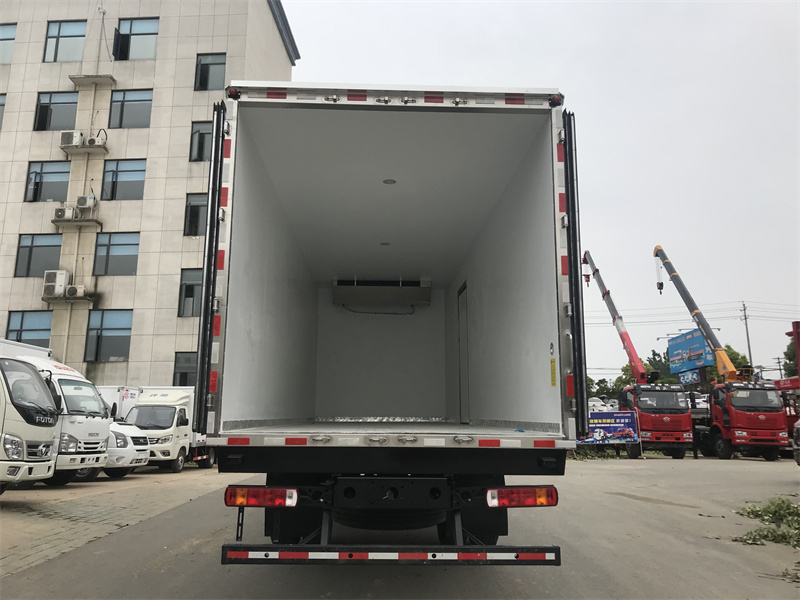 歐航高頂雙臥冷藏車(chē)