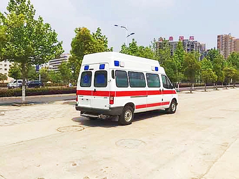 江鈴特順長軸高頂柴油版救護(hù)車