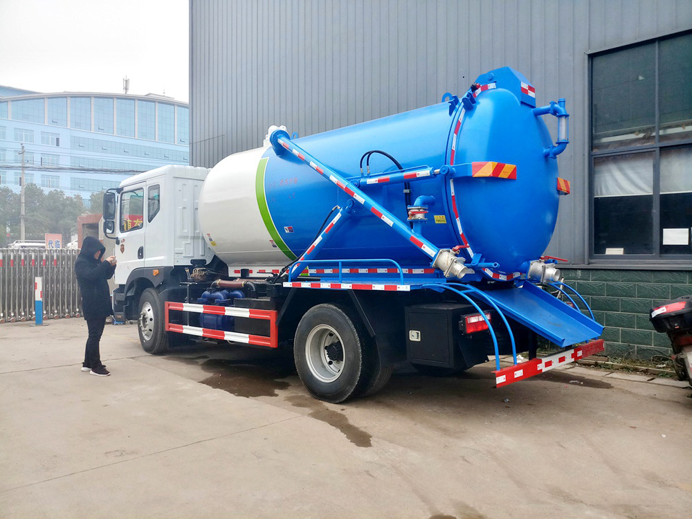 12方東風(fēng)D9 吸污車