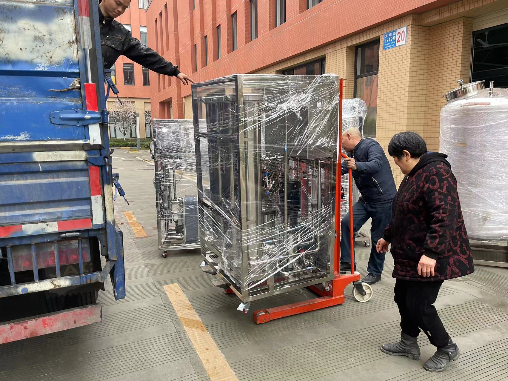 大型純水設備發貨現場 大型純水設備發貨現場