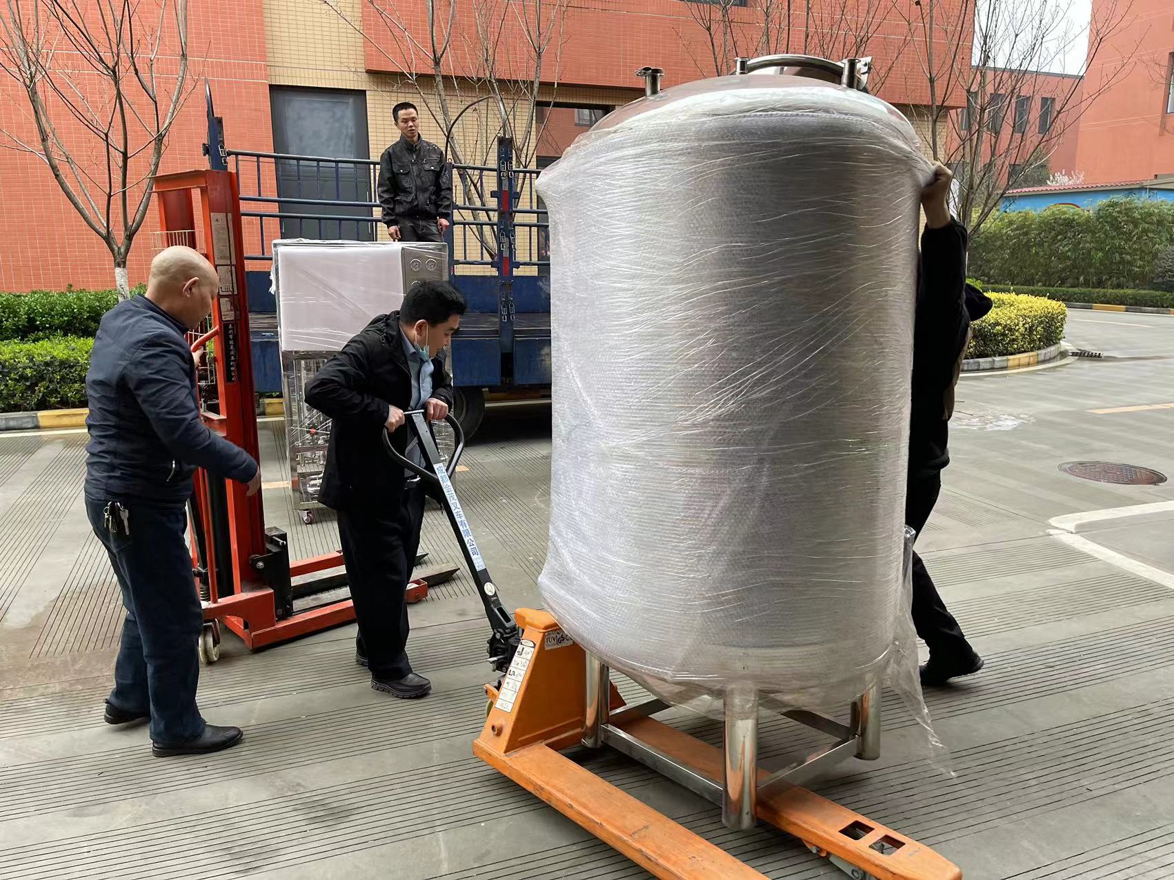 大型純水設備發貨現場 大型純水設備發貨現場